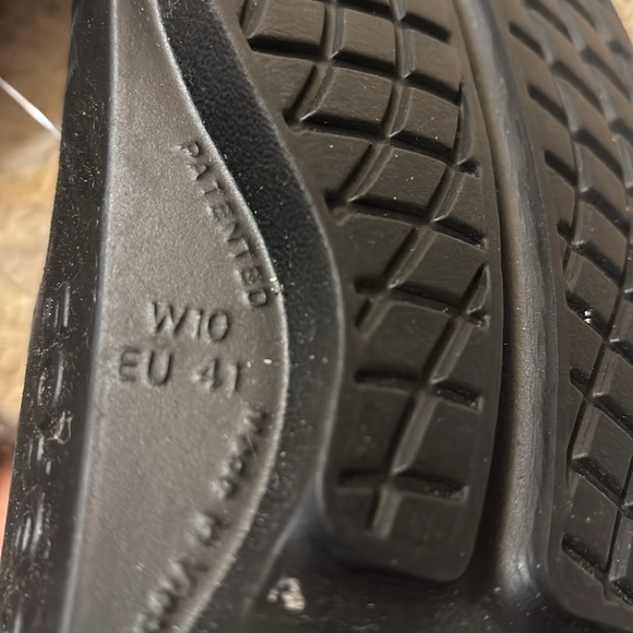 OOFOS Flip Flops - Picture 5 of 5